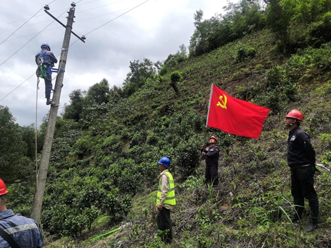 凤庆供电局基建作业现场党旗飘扬