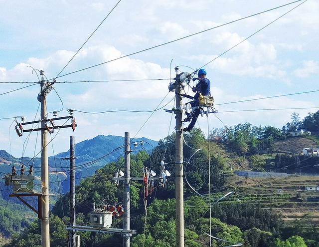 册亨供电局高故障线路打上“强化针” 确保群众用电无忧