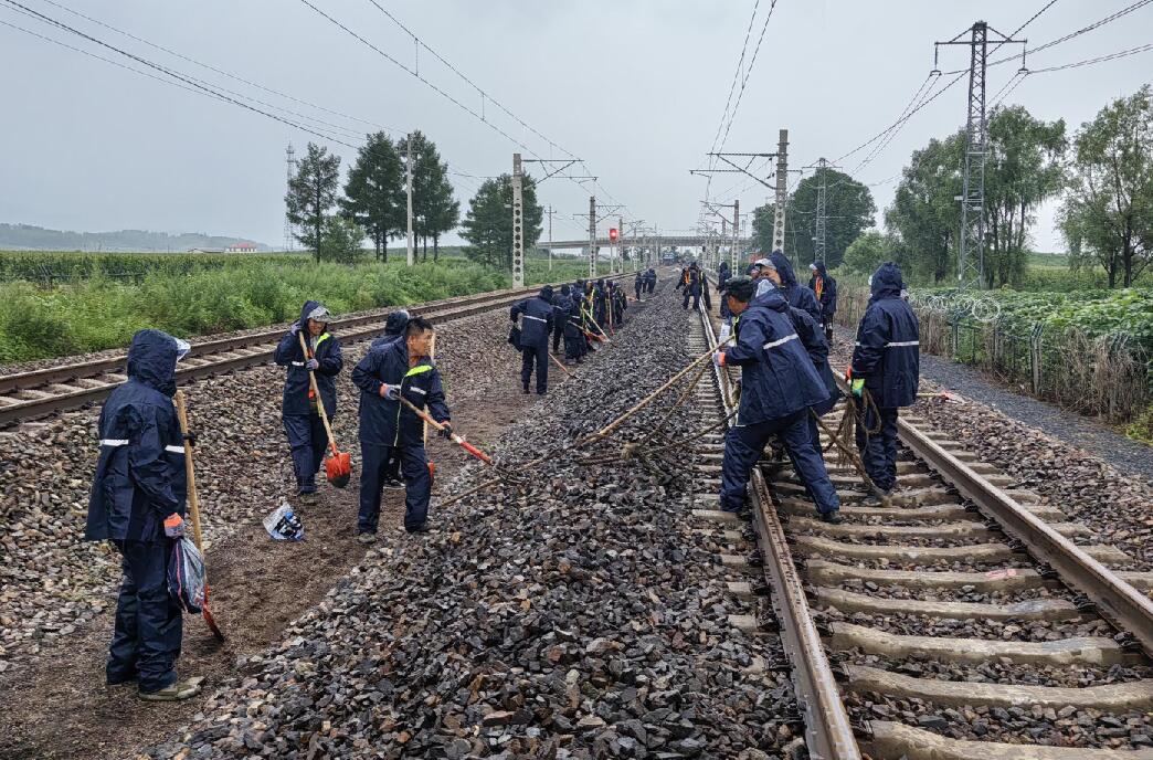 【抢险救灾 我们在前线】中国铁建全力参与京津冀及东北地区抗洪抢险工作