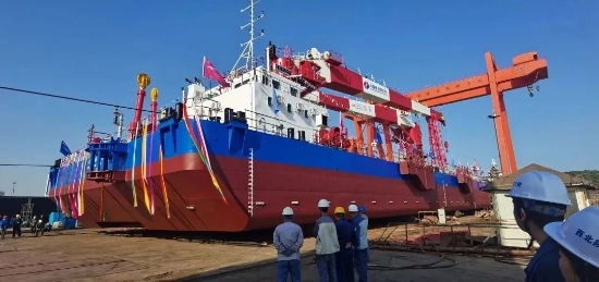 电建海装001号上水运行