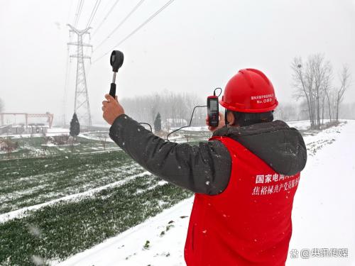 国网平舆县供电公司踏雪破冰护电网 寒潮逆行保民生