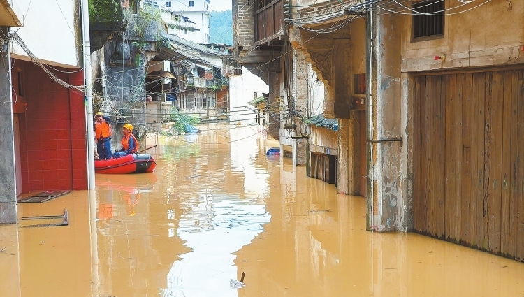 广东梅州地区洪水内涝灾害严重 政企联动抢险救灾