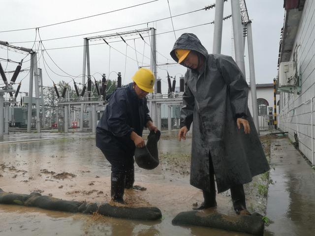 国网永城市供电公司：电力人冒雨出击 保障电力可靠供应