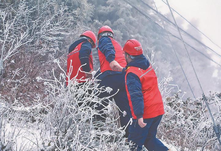 重庆石柱县供电公司踏雪进山去巡线